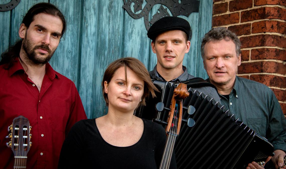 Eine Band mit 2 x Gitarre, Cello und Akkordeon