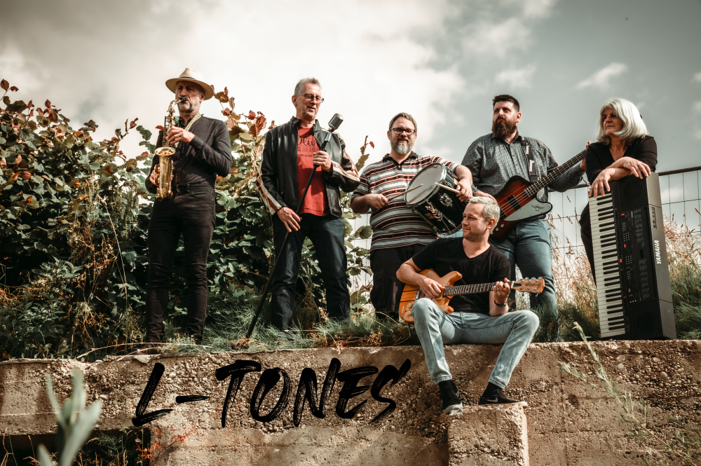 Eine 6-köpfige Band mit Instrumenten mit dem Namen L-Tones