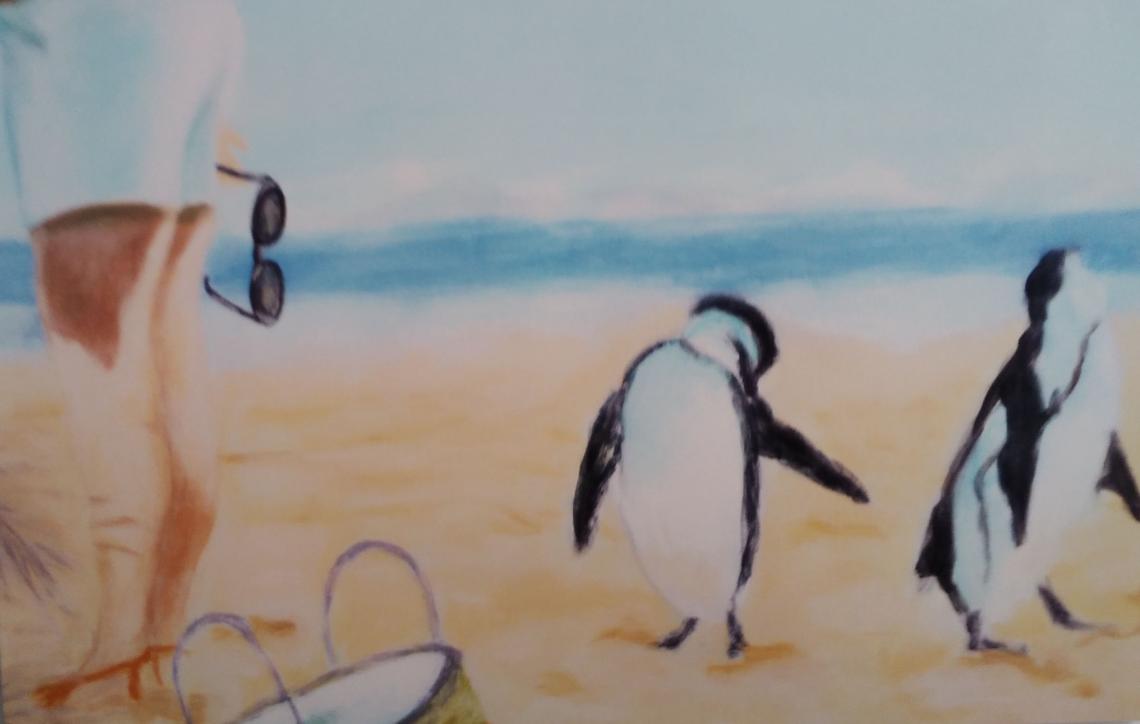 Zwei Pinguine an einem Badestrand