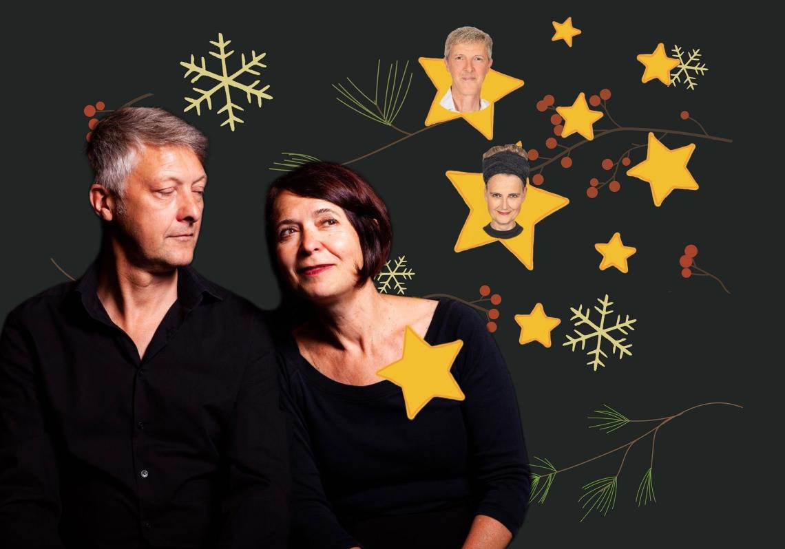 Eine Frau und ein Mann stehen vor einer Weihnachtsdekoration, aus der ein weiterer Mann und eine weitere Frau herausschauen.