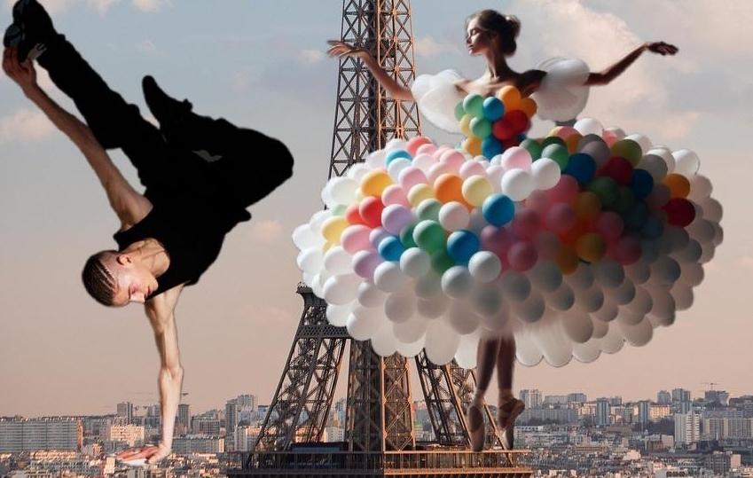 Ein Tänzer in schwarzer Kleidung und eine Tänzerin in einem Kleid aus bunten Luftballons tanzen in der Luft über Paris mit dem Eiffelturm im Hintergrund.