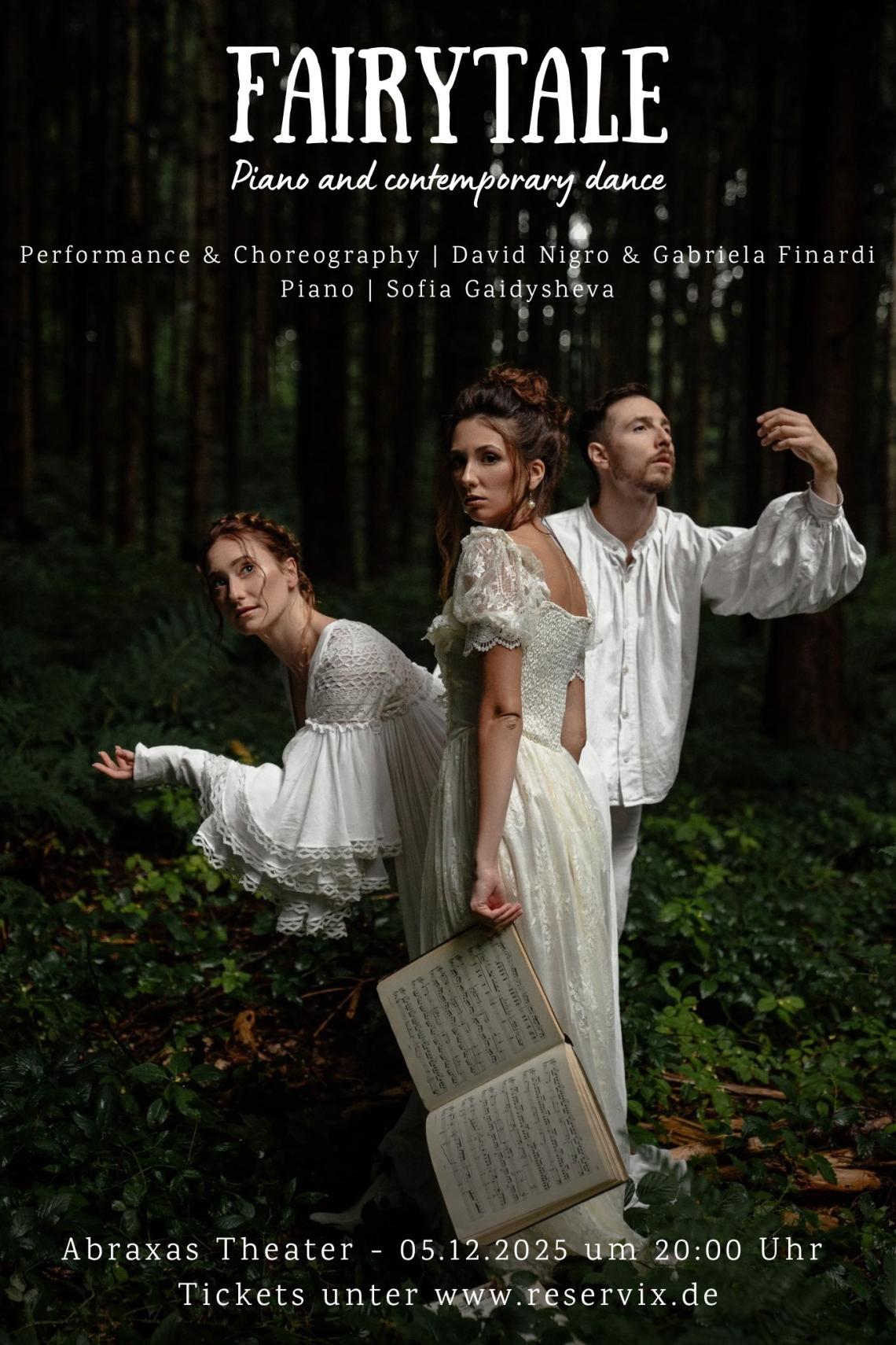 Eine Tänzerin und ein Tänzer bewegen sich links und rechts von eine Frau, die ein Notenheft in der Hand hält.