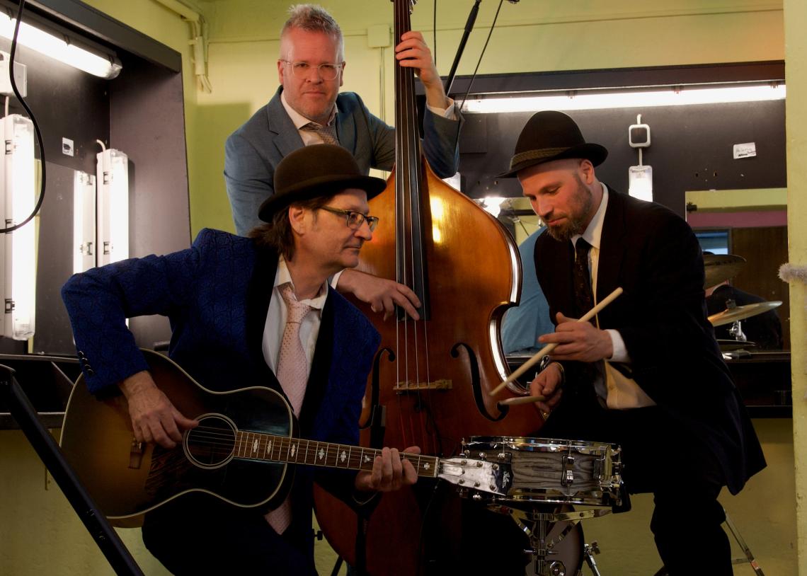 Ein Bluestrio bestehend aus Gitarrist, Kontrabassist und Schlagzeuger