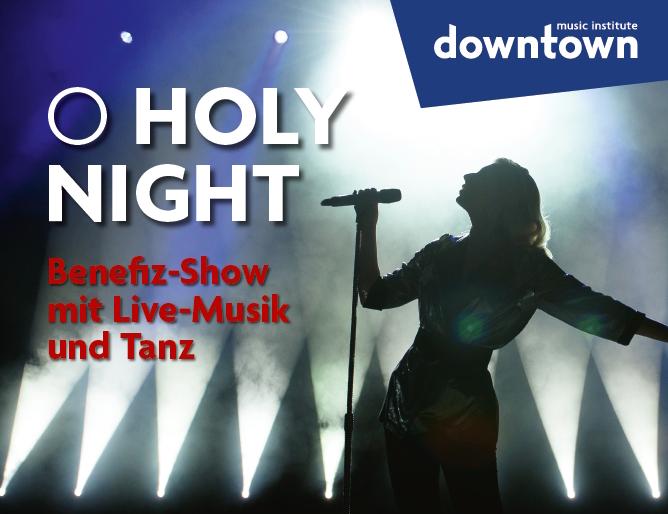 Der Umriss einer Sängerin mit Mikrofon ist vor einem hellerleuchteten Hintergrund zu sehen.