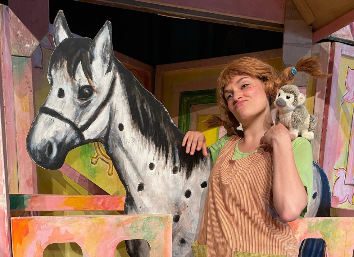 Pippi Langstrumpf mit ihrem Pferd Kleiner Onkel und ihrem Affen Herrn Nilsson.