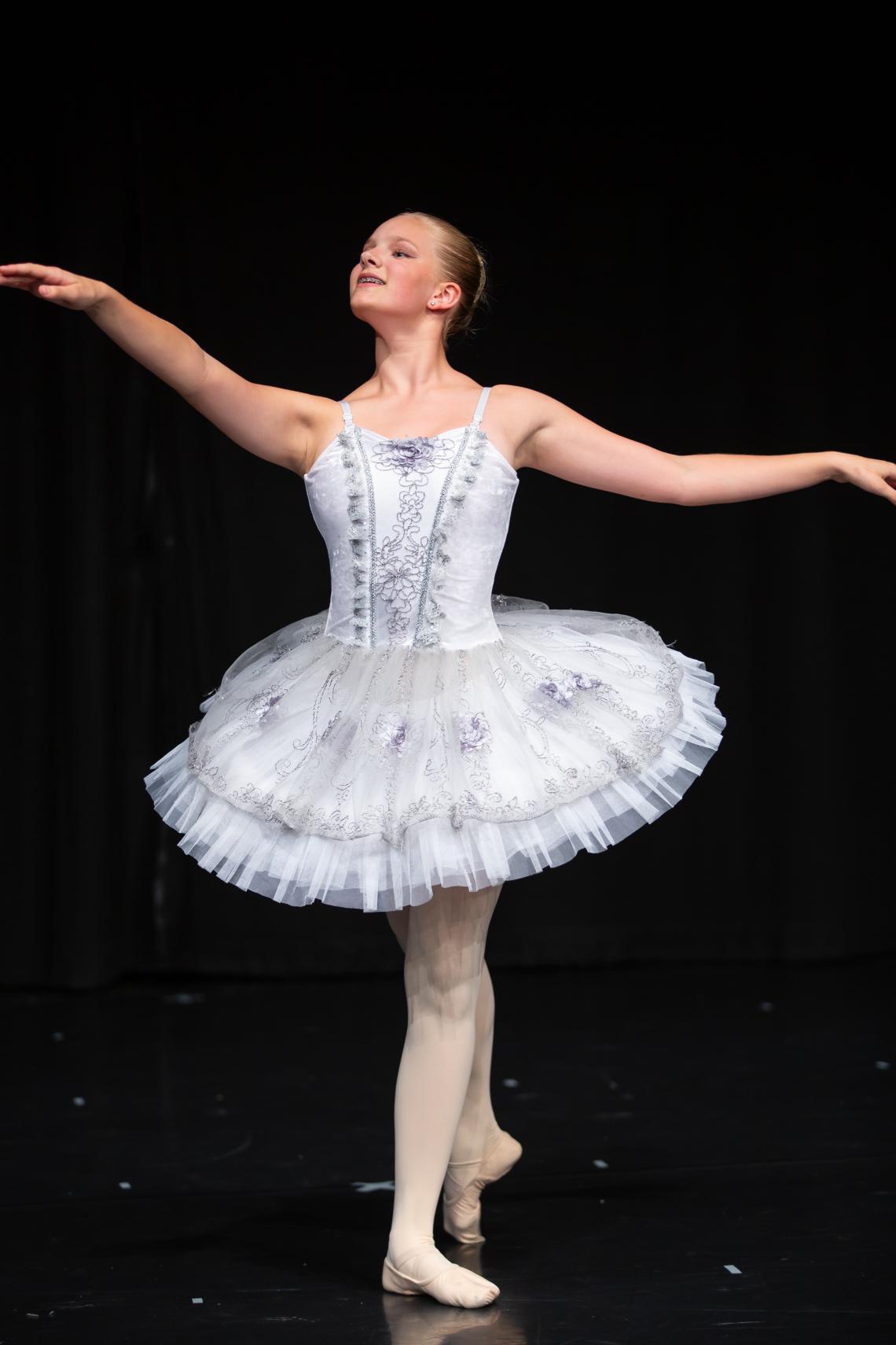 Ein Mädchen tanzt klassisches Ballett.