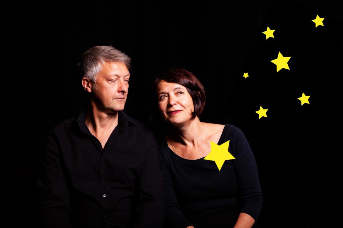 Eine Frau und ein Mann vor einem Sternenhimmel.