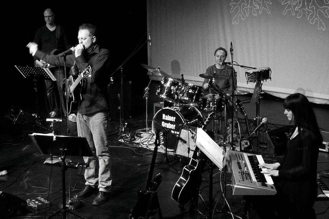Ein Singer-Songwriter-Quartett auf der Bühne.