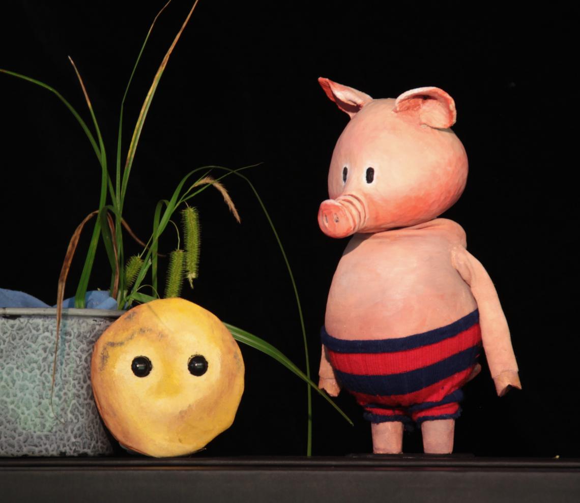Ein Pfannkuchen mit Augen und ein Schweinchen mit Hose