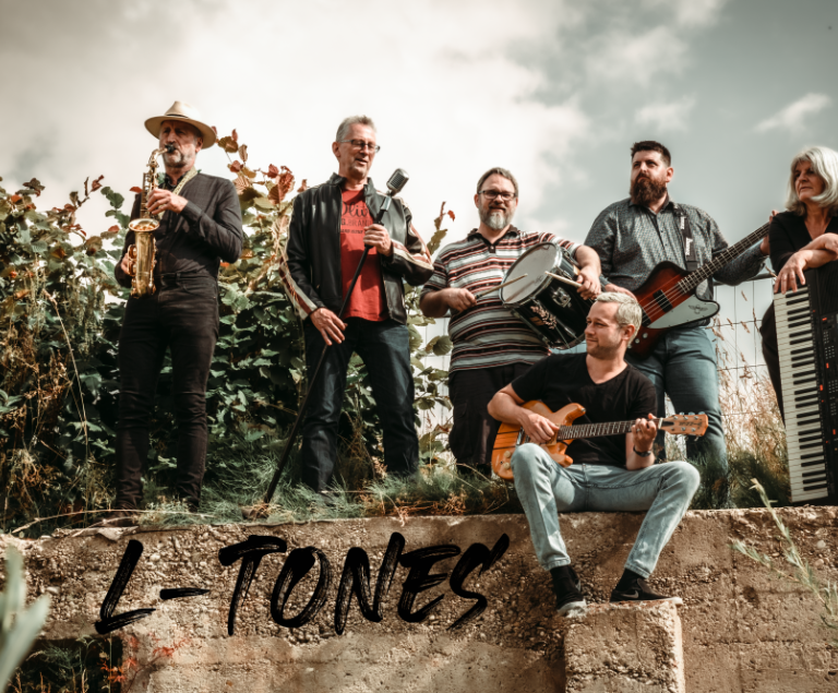 Eine 6-köpfige Band mit Instrumenten mit dem Namen L-Tones