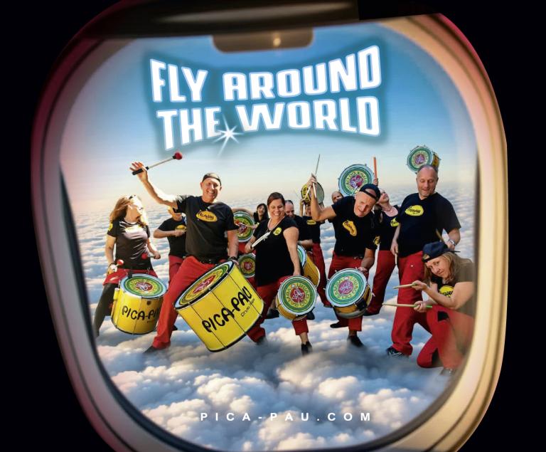 Eine Trommelgruppe spielt auf einer Flugzeugtragfläche, vom Flugzeugfenster aus gesehen.