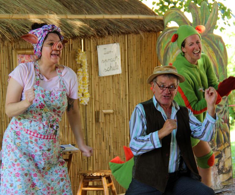 Urmel, Wutz und der Professor vor der Tier-Sprachschule