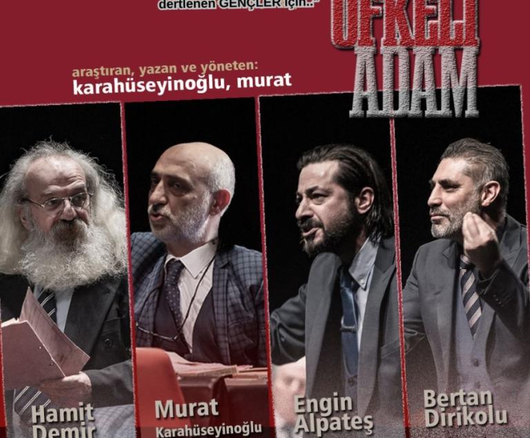 Vier Männer in Anzügen und Krawatten diskutieren lebhaft.