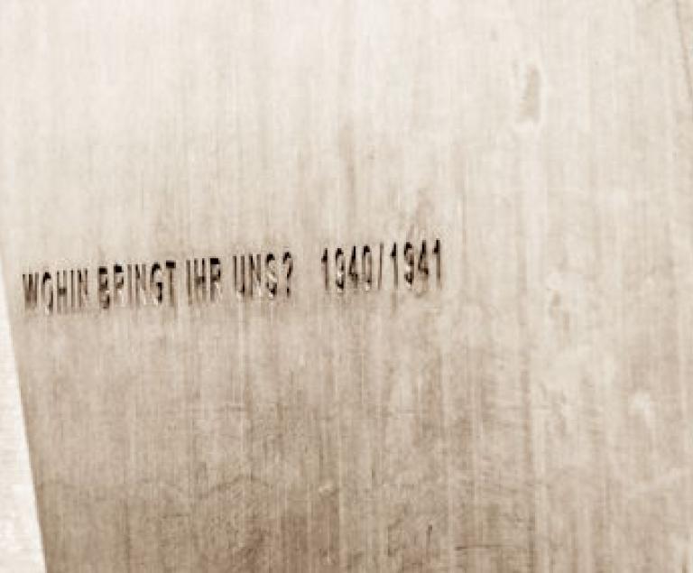 Inschrift im „Denkmal der grauen Busse“, dass an die Opfer der Krankenmorde der nationalsozialistischen „Aktion T4“ erinnert. © Markus Trienke / CC-BY-SA-2.0