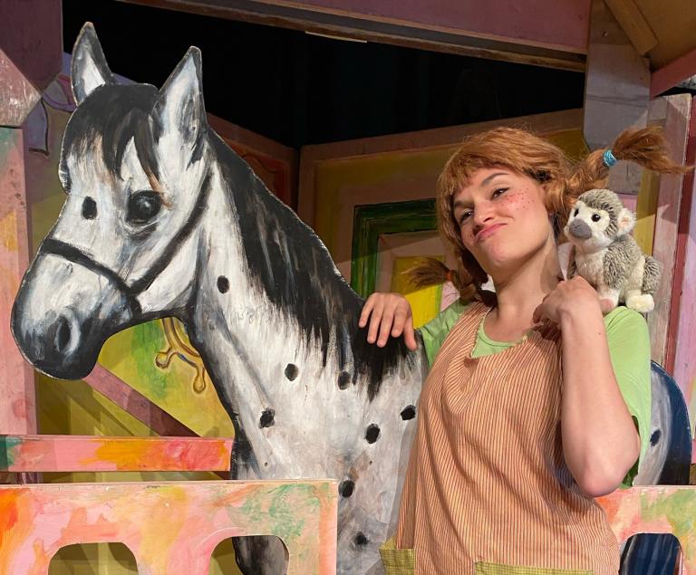 Pippi Langstrumpf mit ihrem Pferd Kleiner Onkel und ihrem Affen Herrn Nilsson.