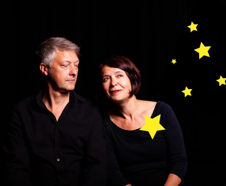 Eine Frau und ein Mann vor einem Sternenhimmel.