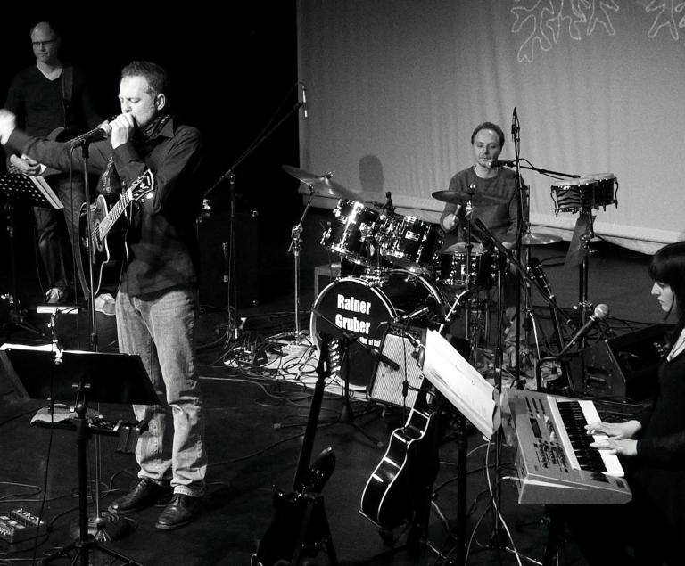 Ein Singer-Songwriter-Quartett auf der Bühne.