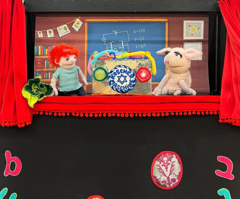 Ein rothaariger Junge und ein Schwein stehen neben einer Maschine.